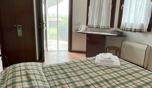 Habitación con 1 cama doble o 2 individuales, vistas al jardín