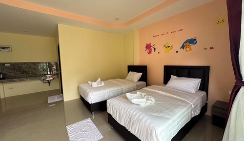 Habitación básica con 2 camas individuales