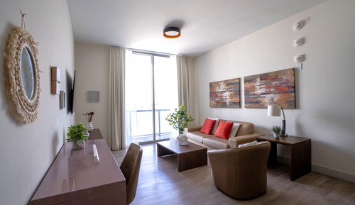 Apartamento familiar, 2 habitaciones, balcón, vistas a la bahía