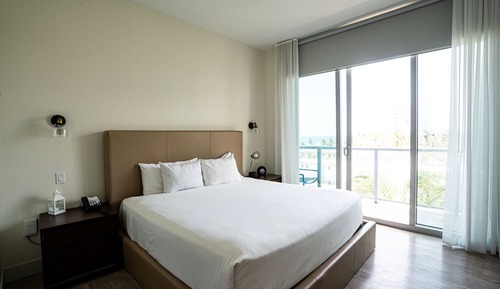 Apartamento familiar, varias camas, balcón, vistas parciales al mar