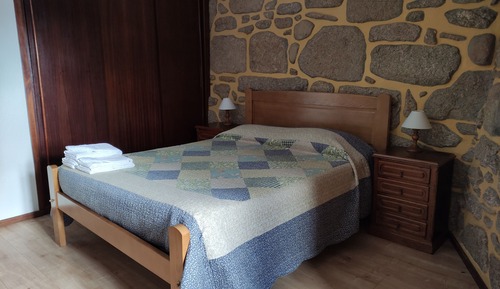 Casa de campo tradicional, 2 habitaciones, chimenea, junto a la montaña