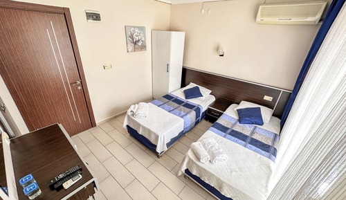 Habitación básica con 2 camas individuales, balcón