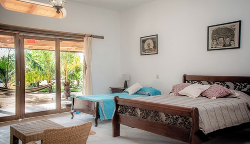 Habitación triple superior, vistas al jardín