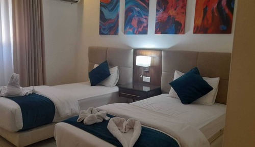 Habitación estándar con 1 cama doble o 2 individuales, vistas a la ciudad