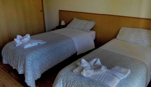 Habitación básica con 1 cama doble o 2 individuales, balcón