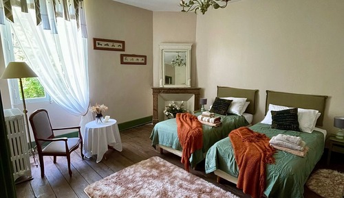 Habitación con 1 cama doble o 2 individuales, vistas al jardín