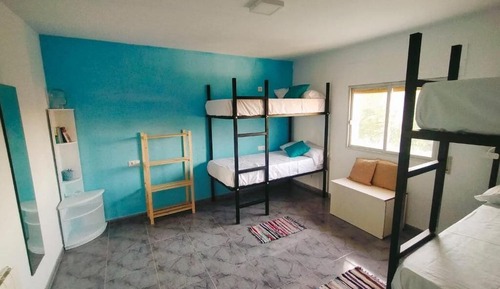 Dormitorio compartido estándar, varias camas, balcón