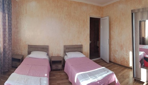 Habitación básica con 1 cama doble o 2 individuales, vistas a la montaña