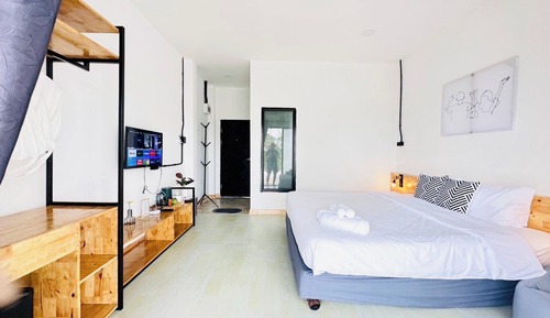 Room Feel Easy, Pool View