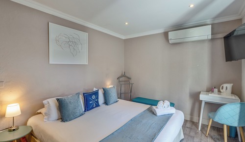 Habitación doble superior, 1 cama de matrimonio grande, baño privado (Chambre Napoule, vue fontaine)