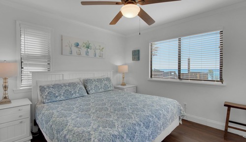 Apartamento, varias camas, patio, vistas al mar (Beachside Condo 1)