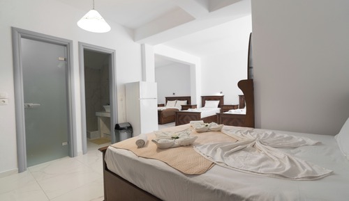 Habitación Grand, varias camas, 2 baños, vistas a la piscina