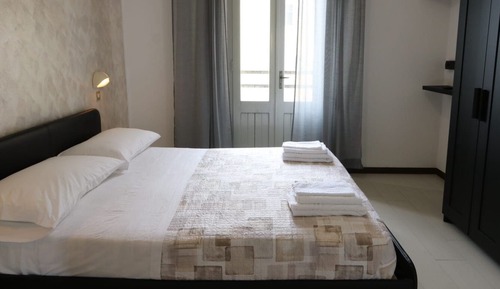 Habitación básica con 1 cama doble o 2 individuales, balcón