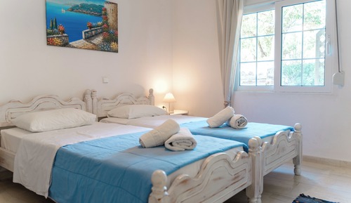 Habitación básica con 2 camas individuales