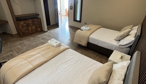 Habitación Deluxe doble, 2 camas dobles, baño privado, vistas al jardín
