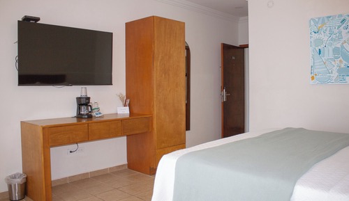 Habitación Deluxe, 1 cama de matrimonio grande, vistas a la piscina, planta baja