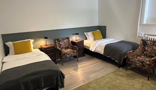 Habitación básica con 2 camas individuales