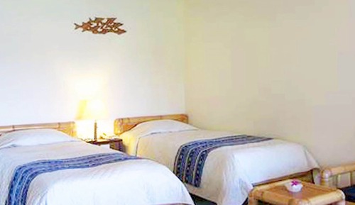 Habitación superior con 2 camas individuales, vistas parciales al mar
