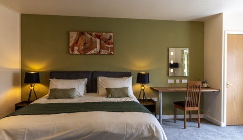 Habitación superior con 1 cama doble o 2 individuales, baño privado