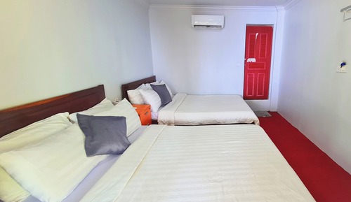 Habitación básica con 2 camas individuales