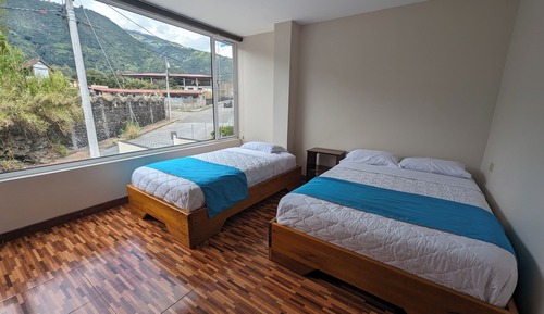 Habitación triple Confort, varias camas, baño privado, junto a la montaña