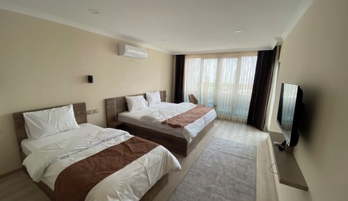 Habitación triple, balcón, mirando al mar