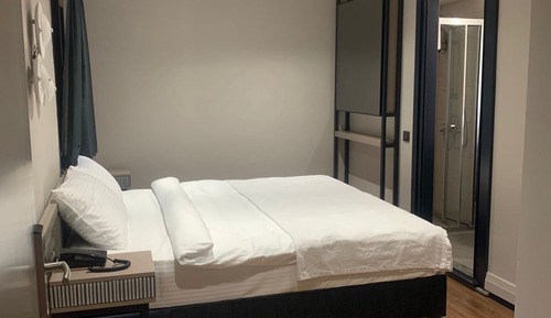 Habitación básica con 1 cama doble o 2 individuales