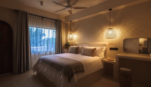 Habitación, balcón, vistas a la ciudad