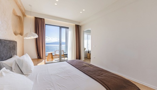 Royal Suite with Sea View and Bath Tub