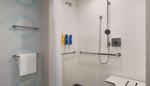 Habitación, 1 cama de matrimonio grande, accesible para personas con discapacidad (Roll-In Shower)