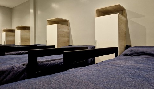 Dormitorio compartido, solo para mujeres, baño compartido