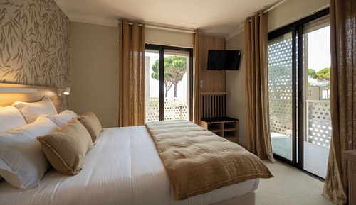 Habitación superior con 1 cama doble o 2 individuales, vistas al mar