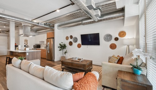 Apartamento, varias camas, patio, vistas a la ciudad ((R02) 3198 Blake St. Unit 203)