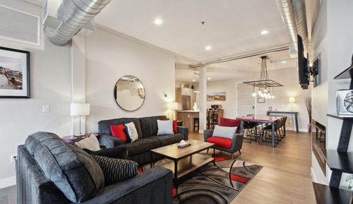 Apartamento, varias camas, patio, vistas a la ciudad ((R05) 3198 Blake St. Unit 301)