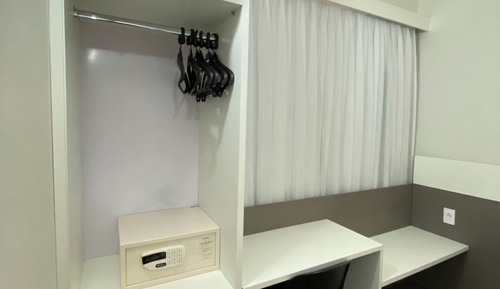 Habitación básica con 2 camas individuales, vistas a la ciudad