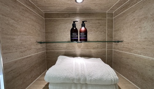 Habitación con 2 camas individuales, baño privado