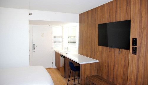 Habitación doble, 2 camas dobles (East - Freeway Facing)