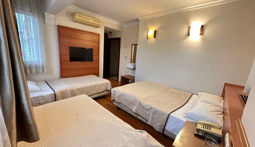 Habitación triple básica, varias camas, fumadores, vistas a la ciudad