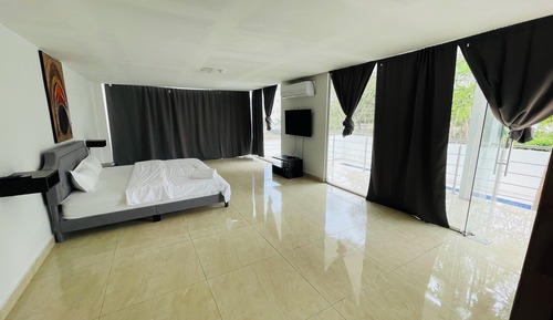 Habitación Grand, 1 cama de matrimonio grande, vistas a la piscina