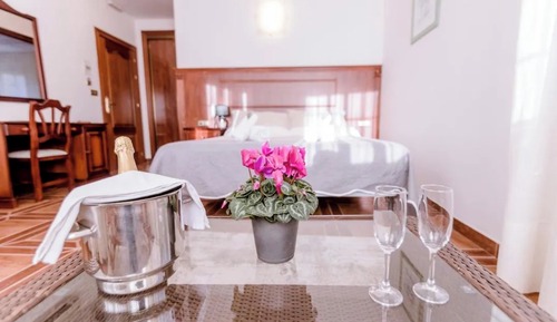 Habitación básica con 1 cama doble o 2 individuales