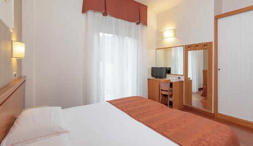 Habitación estándar con 1 cama doble o 2 individuales, vistas parciales al mar