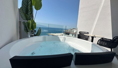 Habitación de luna de miel doble, 1 cama de matrimonio grande, bañera de hidromasaje, vistas al mar