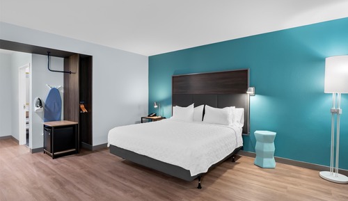 Habitación, 1 cama de matrimonio grande (Mobility, Hearing, Roll-In Shower)