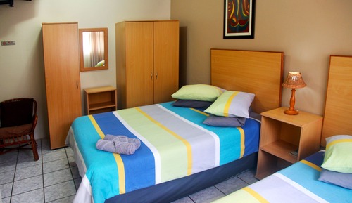 Habitación básica con 2 camas individuales