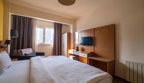 Habitación superior con 1 cama doble o 2 individuales, vistas a la ciudad