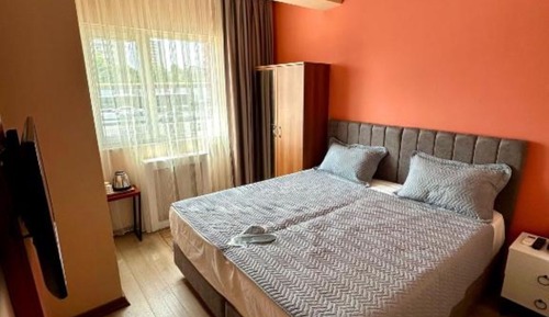 Habitación estándar con 1 cama doble o 2 individuales, vistas a la ciudad
