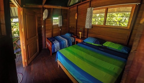 Cabaña familiar, varias camas, baño privado, vistas al jardín