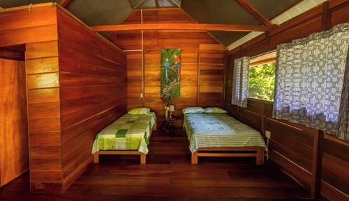 Cabaña familiar, varias camas, baño privado, vistas al jardín