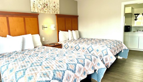 Habitación, 2 camas de matrimonio, cocina básica