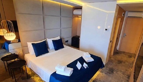 Habitación doble superior, 1 cama de matrimonio, vistas parciales al mar